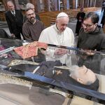Francisco, rezando ante el cuerpo semi incorrupto del Padre Pío