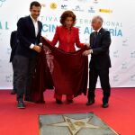 La actriz italiana Sophia Loren, junto al alcalde de Almería, Ramón Fernández-Pacheco (i), y el presidente de la Diputación de Almería, Gabriel Amat (d), descubre una estrella con su nombre en el Paseo de la Fama de Almería, durante el XVI Festival Internacional de Cine de Almería (Fical)