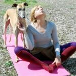 La actriz y cantante Alejandra Botto, en la imagen, durante una sesión de dogga con su perro Bosco, que se aficionó a este ejercidio al verla a ella.