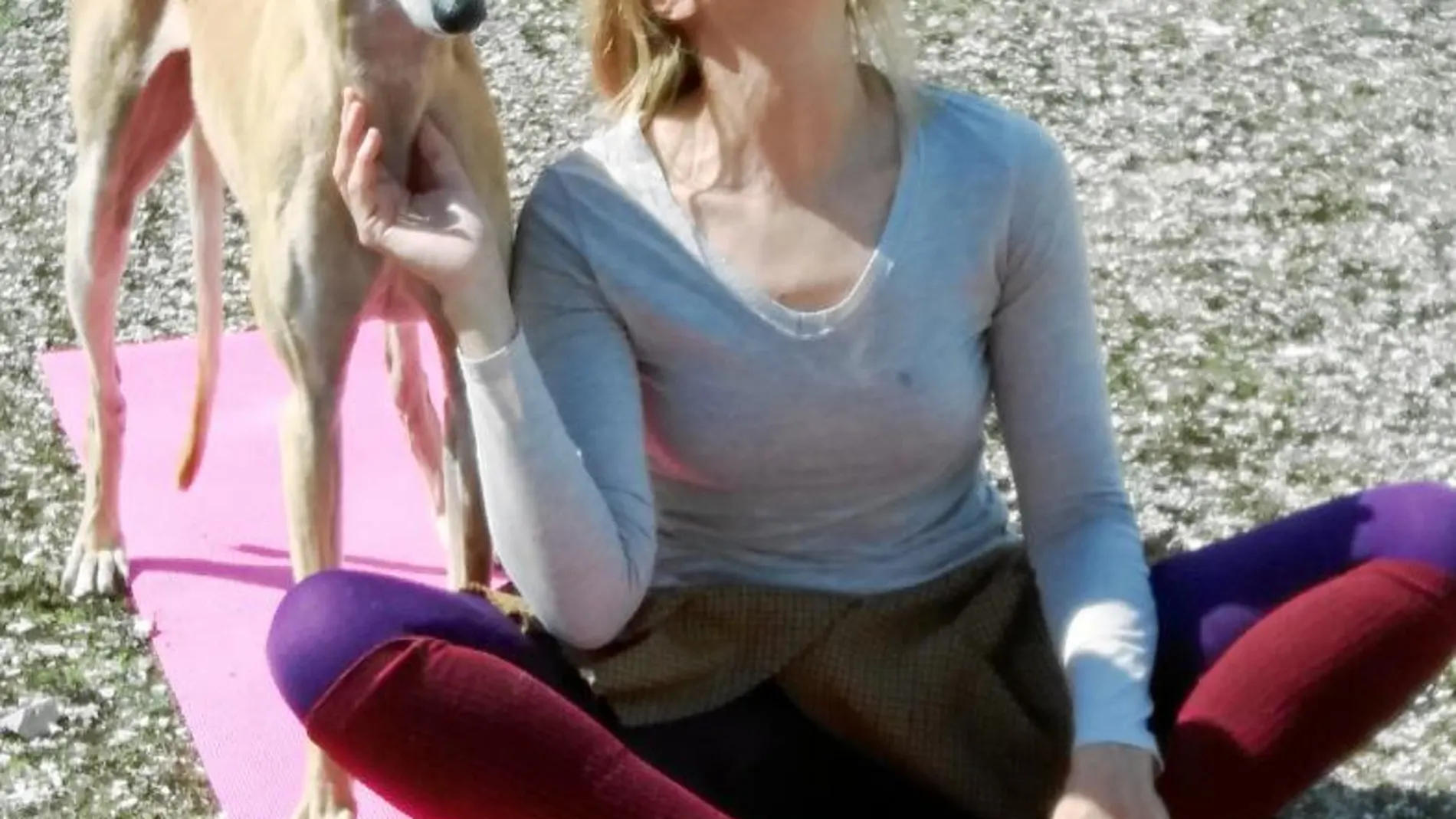 La actriz y cantante Alejandra Botto, en la imagen, durante una sesión de dogga con su perro Bosco, que se aficionó a este ejercidio al verla a ella.