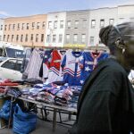 Varios vendedores atienden a los clientes en un mercadillo en el barrio neoyorquino de Harlem