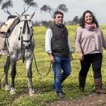 Con la corrida que se lidiará esta tarde en Las Ventas al fondo, posan Victorino Martín y su hija Pilar