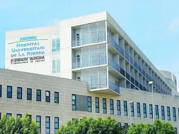 Fachada del hospital de La Ribera, icono del «Modelo Alzira» de gestión privada Fachada del hospital de La Ribera, icono del «Modelo Alzira» de gestión privada
