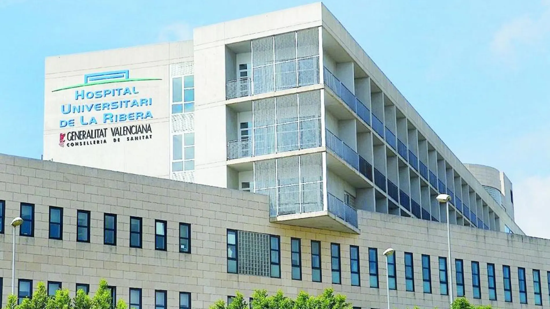Fachada del hospital de La Ribera, icono del «Modelo Alzira» de gestión privada