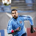 Moyá, durante el calentamiento en Villarreal