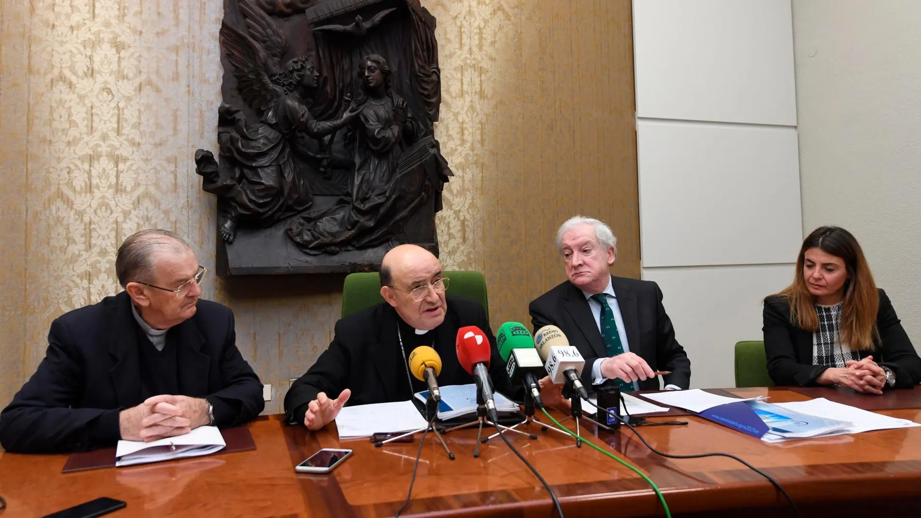 El presidente de la Fundación, Fidel Herráez; junto con el vicepresidente, Antonio Méndez Pozo; el presidente del Cabildo, Pablo González; y la directora de la Fundación, Piluca Gil