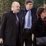 Cristina Ibáñez, segunda de la derecha, junto a David Serra, cuarto por la derecha, a su llegada a la Audiencia