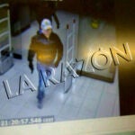 Uno de los atracadores entra armado al supermercado