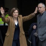 La presidenta del Parlament, Carme Forcadell, saluda a los asistentes antes de entrar, acompañada por su marido Bernat Pegueroles