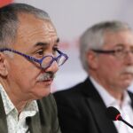 Los secretarios generales de CCOO, Ignacio Fernández Toxo (d), y de UGT, Pepe Álvarez (i)