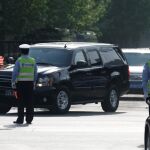 Una comitiva abandona la embajada estadounidense después de que funcionarios de EE. UU. mantuvieran conversaciones comerciales con homólogos chinos, en Beijing / Reuters