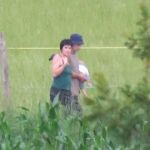 En julio de 2013, LA RAZÓN descubrió que Josu Ternera vivía como profesor de historia en Durban sur Aziere (150 habitantes), muy cerca de la frontera por el Valle de Arán. En la imagen aparece paseando allí con su mujer y su hijo