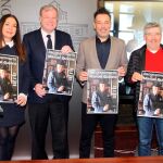 El alcalde de León, Antonio Silván presenta el acto de reconocimiento que se tributará a Manuel Quijano, acompañado por Sagrario García Carracedo y su hijo Manolo Quijano