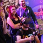 Un visitante prueba un juego durante el salón Barcelona Games World, que reúne a las principales empresas y profesionales del sector y muestra las últimas novedades y tendencias de esta modalidad de ocio