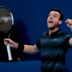 Roberto Bautista celebra la victoria contra Novak Djokovic en Doha / REUTERS