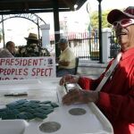 Santiago Portal, seguidor de Donald Trum juega al dominó en Miami