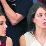 A diferencias de otras crisis a las que ha tenido que hacer frente, esta vez el enemigo de Podemos está dentro de sus propias filas. En la imagen, Rita Maestre e Irene Montero