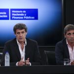 El cesado Alfonso Prat-Gay (i), y su sustituto como ministro de Fnianzas Luis Caputo (d), en una imagen de febrero de este año.