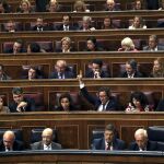 El diputado del PP Carlos Floriano marca el sentido del voto a sus compañeros de partido, durante el pleno que se ha celebrado esta tarde en el Congreso de los Diputados