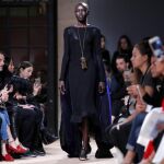 - Modelos lucen creaciones de la colección primavera/verano 2017 del diseñador colombiano Esteban Cortázar /Efe