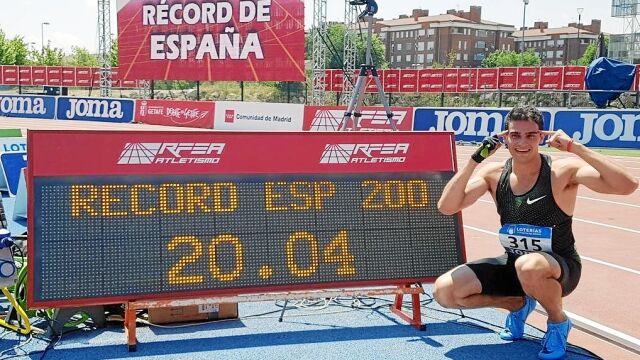 Bruno Hortelano posa con su nueva plusmarca y hace el gesto que ya es característico en él