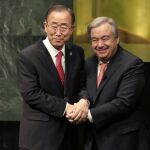 Ban Ki-moon saluda a su sucesor, Antonio Guterres