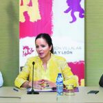 La presidenta de las Cortes y de la Fundación Villalar, Silvia Clemente, junto a Rafael Doctor y Juan Zapatero Gómez-Pallete, en la presentación de las becas de creación artística contemporánea de la Fundación