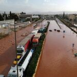El agua inunda una carretera nacional en Mandra (Grecia)