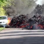 Nada más entrar en contacto la lava con el coche, empezó a arder, comenzando por los neumáticos hasta que el fuego se expandió por todo el vehículo / YouTube