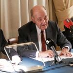 Miquel Roca (en el centro) presentó ayer el informe anual de la SEBAP acompañado de Jaume Giró y Vicenç Oller