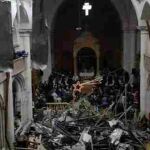 Imagen de varios ciudadanos celebrando misa en la iglesia de San Elías.