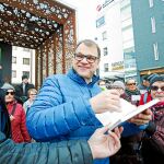 El ex primer ministro finlandés Juha Sipila, haciendo campaña en la calle en 2019
