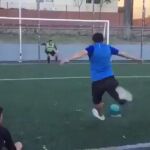 El jugador hizo una finta cuando se disponía a disparar, engañó al portero, dio media vuelta y remató de tacón