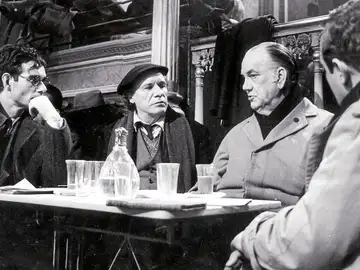 Camilo José Cela (segundo por la derecha) en «La colmena», de Mario Camus (1982) Camilo José Cela (segundo por la derecha) en «La colmena», de Mario Camus (1982)