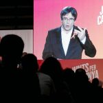 Imagen de uno de los actos de campaña de Puigdemont, interviniendo por videoconferencia.