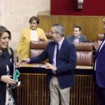 Susana Díaz, junto a miembros del PSOE, durante el debate de ayer