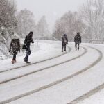 Varias personas hacen el camino a pie hasta el pueblo lucense de O Cebreiro, al que se accede por la carretera LU-633