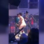 El cantante del grupo Pepet i Marieta se desnuda durante el concierto