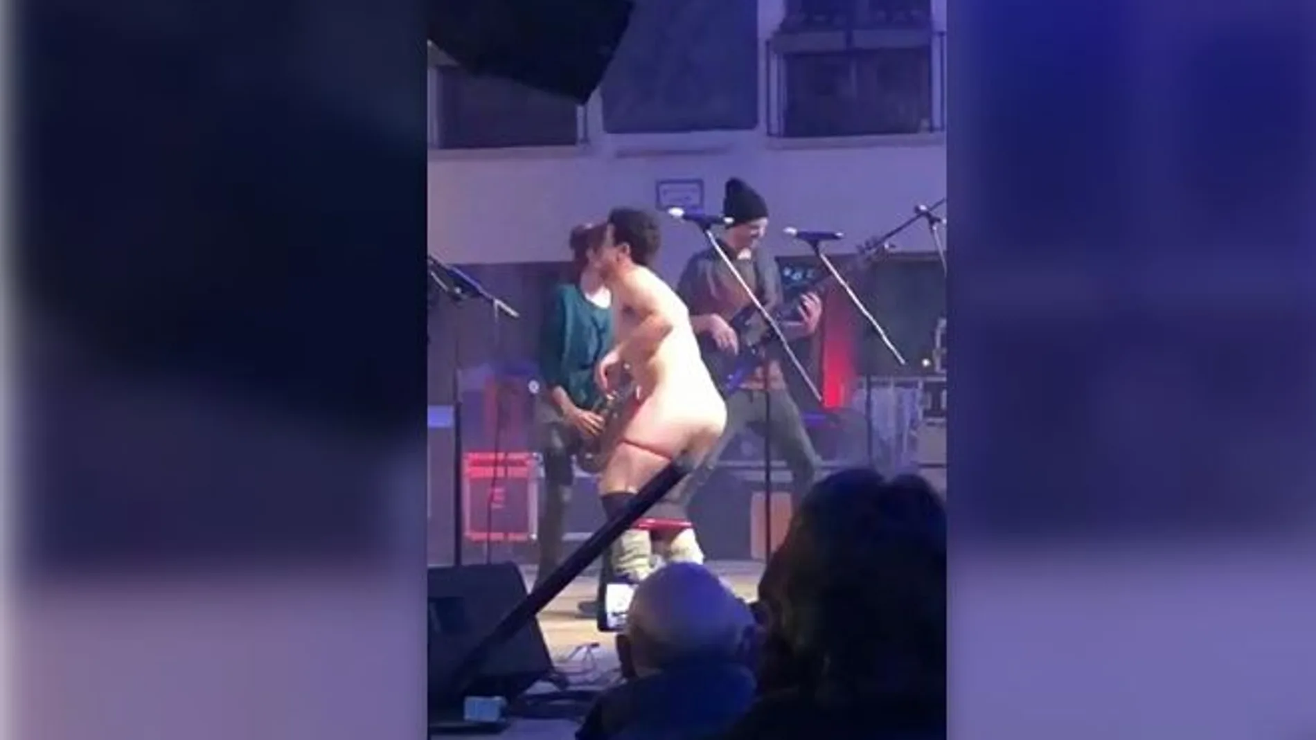 El cantante del grupo Pepet i Marieta se desnuda durante el concierto