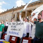 Un grupo de universitarios pide que se retome el acuerdo de paz en una manifestación convocada frente al Congreso, en Bogotá