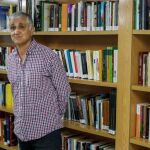 El periodista y escritor sueco de origen turco Hamza Yalçin tras su puesta en libertad provisional