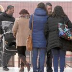 Un agente de la Guardia Civil saca al bebé del domicilio de la víctima con la ayuda de un familiar