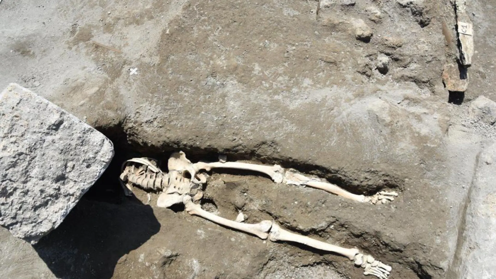 El hombre sobrevivió a la primera fase de la erupción pero murió aplastado por una gran pieza de piedra
