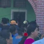 La turba lo golpeó frente al Palacio Municipal y después lo colgó