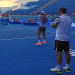 Rafa, vigilado por Toni Nadal, entrenándose en las pistas de Brisbane