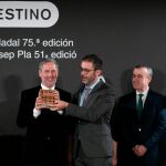 El autor recoge el premio. Foto: Miquel González/ Shooting