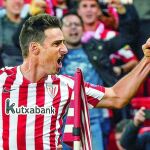 Aduriz celebra uno de los cinco goles que consiguió ayer