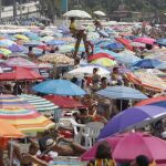 Detenido por grabar con su móvil a menores que jugaban desnudos en la playa