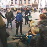 Uno de los controles de acceso en los que los agentes impedían ayer el paso a los viandantes en la calle de Preciados