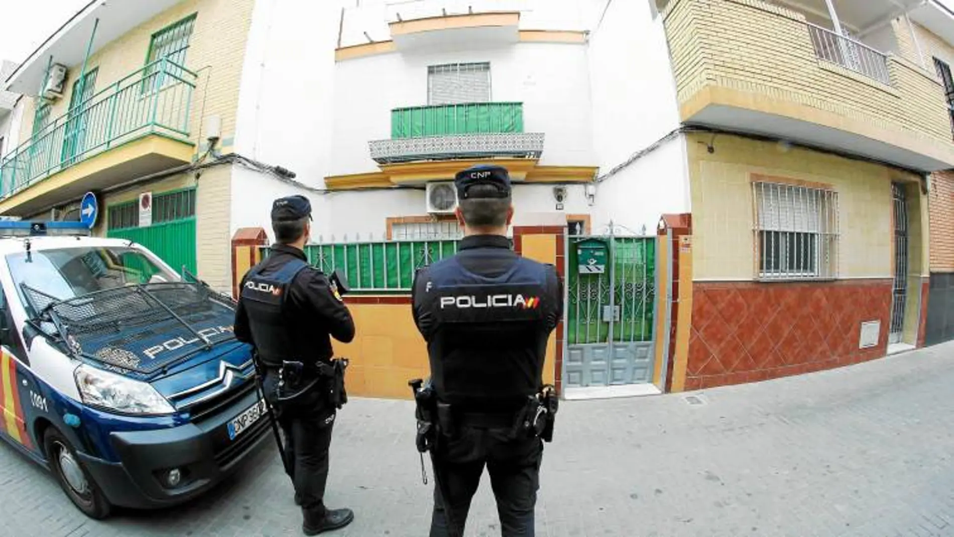 Efectivos de la Policía Nacional registraron el domicilio en Sevilla del yihadista arrestado el Marruecos / Foto: Manuel Olmedo